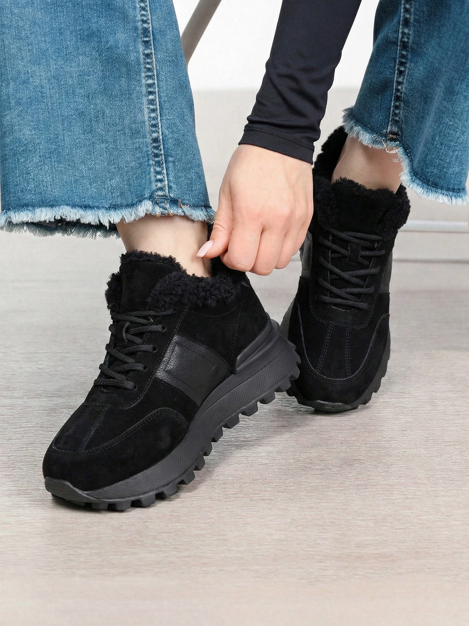 Кроссовки комбинированные черного цвета на рельефной подошве